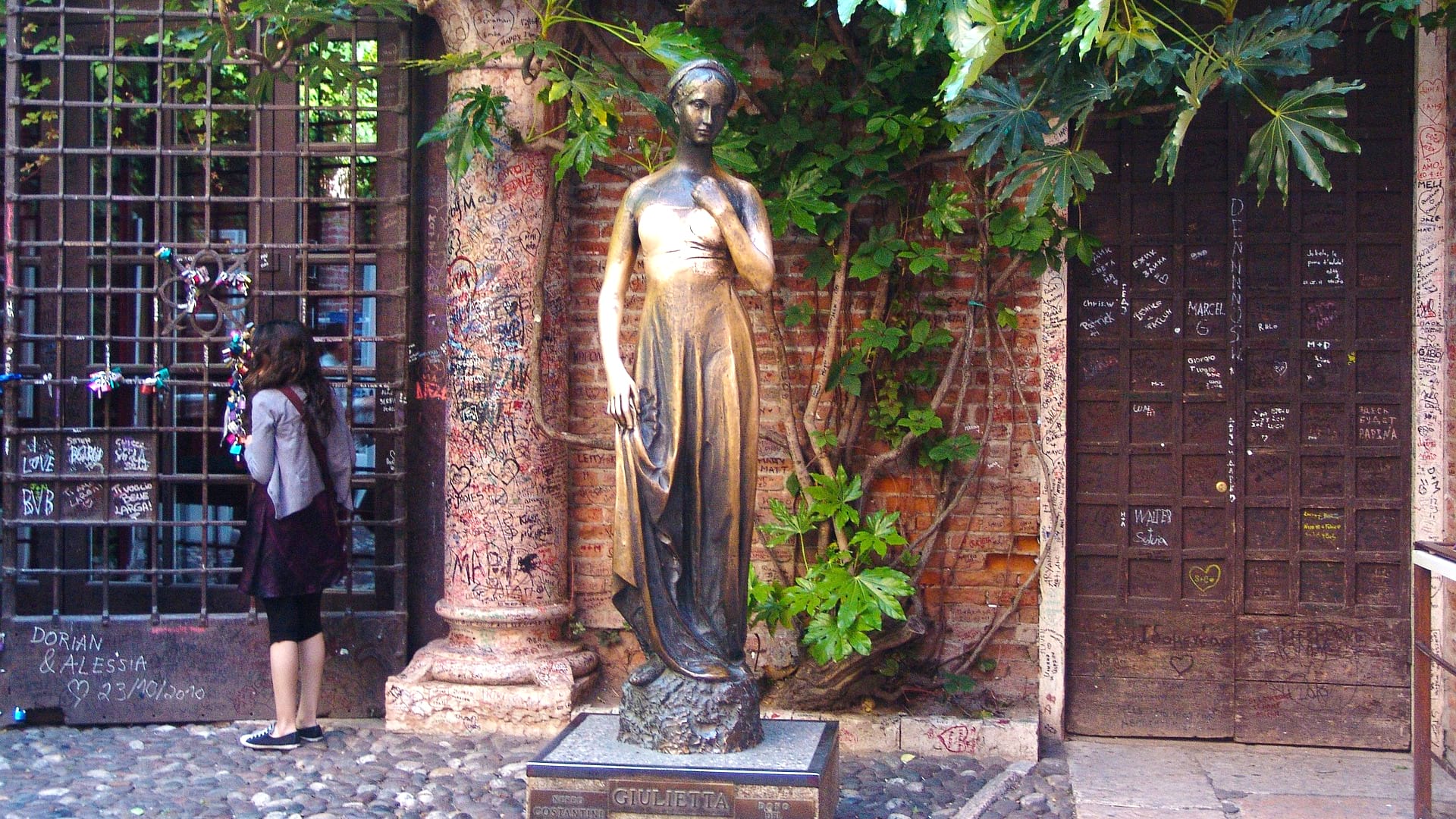 Bronzestatue von Julia