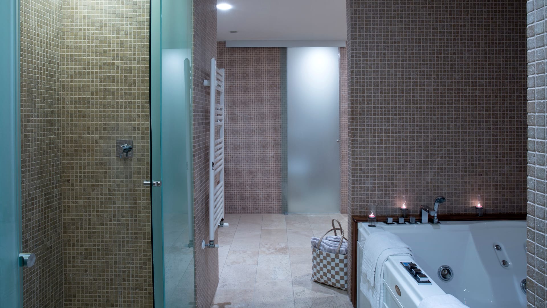 panoramic view of shower and Jacuzzi